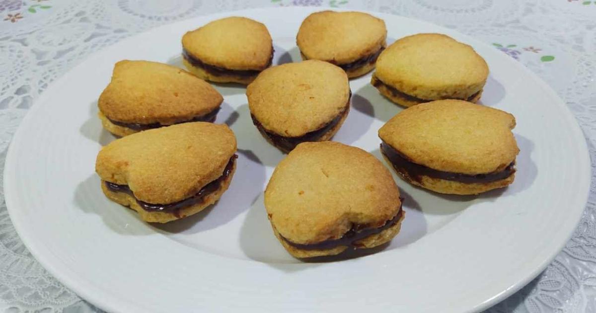 Os biscoitos recheados são uma deliciosa opção para quem busca um lanche prático e saboroso....