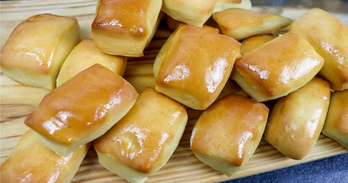 A bisnaguinha é um pãozinho pequeno, macio e levemente adocicado, perfeito para o café da...