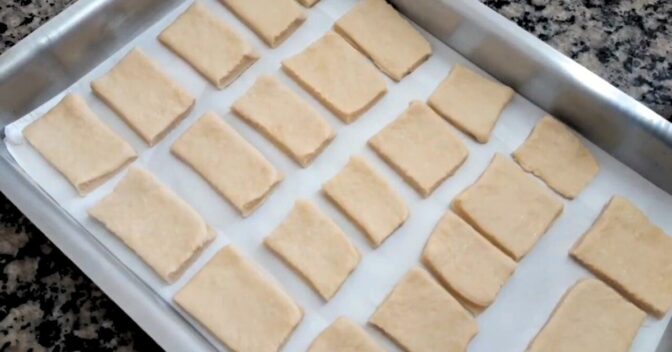 Biscoitos: Desconfio Que Você Nunca Tentou Fazer Bolacha de Água e Sal em Casa. Dá Uma Olhada e Vê Como É!