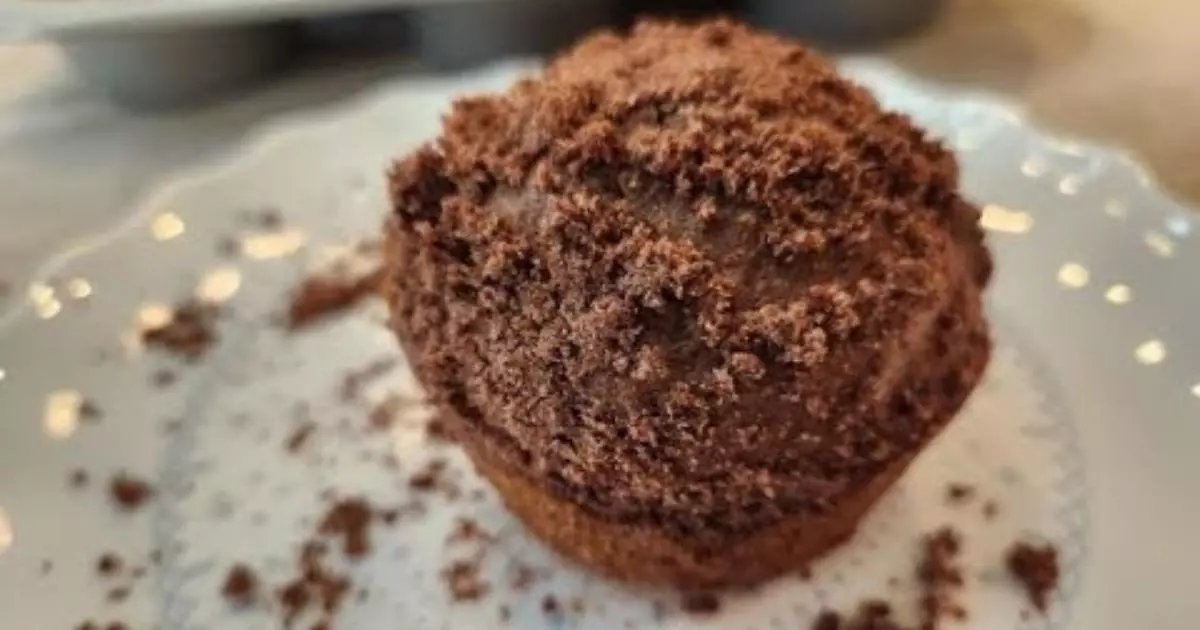 O bolinho de banana com cacau é uma deliciosa opção de lanche, ideal para acompanhar...