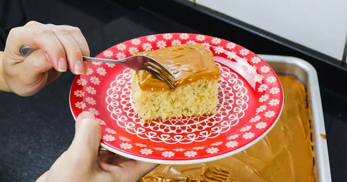 Preparar um bolo de banana com doce de leite sem lactose é uma excelente opção...