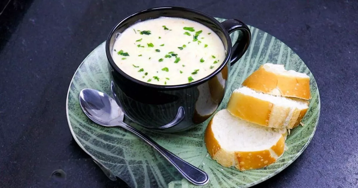 Descubra como preparar um reconfortante e cremoso caldo de carne com batata que vai aquecer...