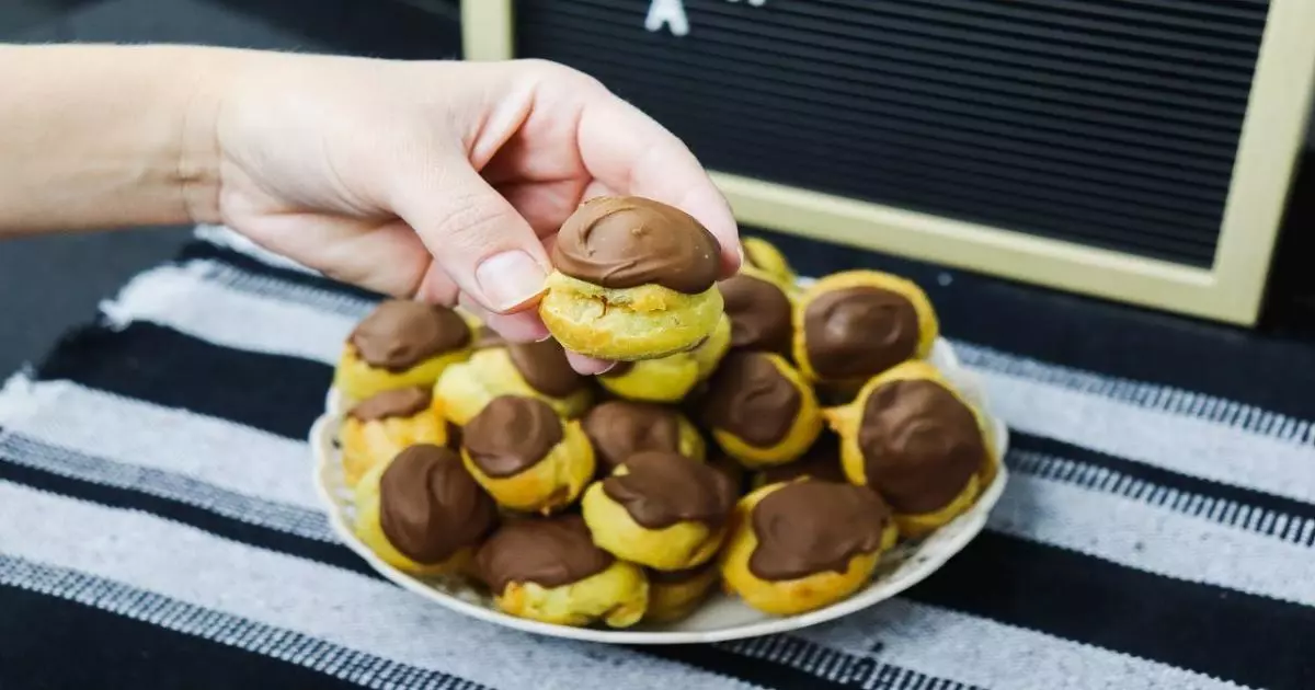 A carolina com recheio de doce de leite é uma deliciosa sobremesa, perfeita para adoçar...