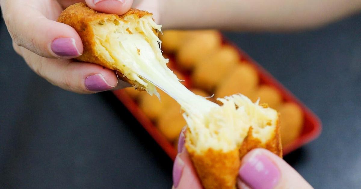 O croquete de frango recheado com queijo é um petisco delicioso e fácil de preparar....