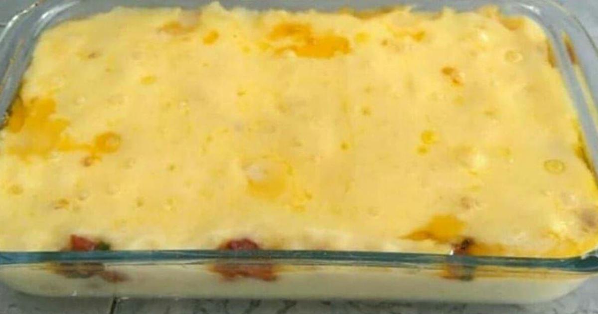 O escondidinho de batata doce com bacon e linguiça calabresa é uma receita deliciosa e...