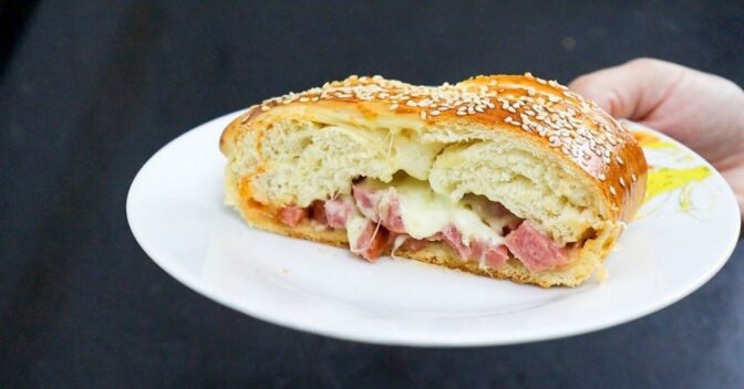 Lanche: Delicioso Pão de Calabresa: Receita Italiana para Você Fazer em Casa