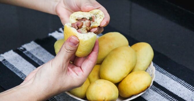 Pães: Delicioso Pão de Cebola com Recheio de Calabresa com a Massa Super Macia