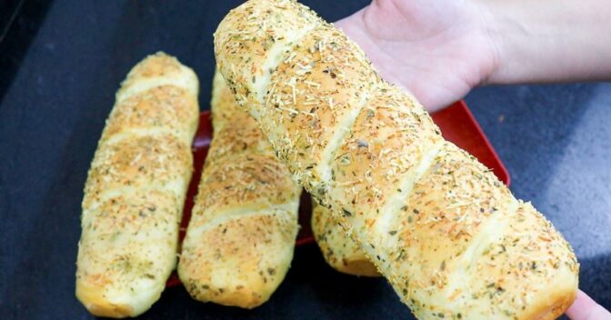 Pães: Como Fazer Pão de Parmesão e Orégano: Pão Tipo SubWay que Fica Uma Delícia