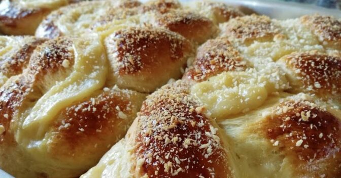 Pães: Receita de Pão Doce Caseiro com Creme e Coco Ralado: Uma Opção Lanche Fácil de Preparar