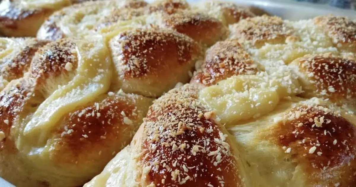 Descubra como fazer um delicioso pão doce caseiro com creme de confeiteiro e cobertura de...