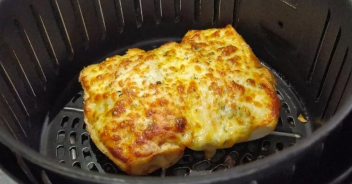 Delícia Quente na Airfryer: Faça esse Pão Gratinado com Vinagrete