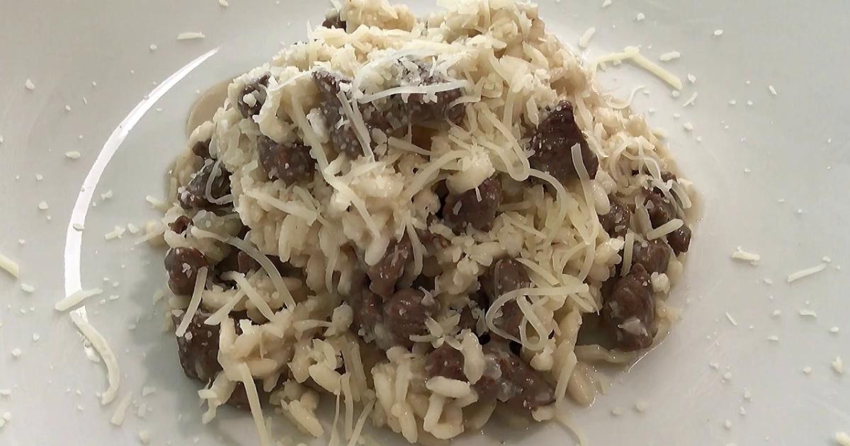 O risoto de carne com gorgonzola é uma receita sofisticada e deliciosa, perfeita para ocasiões especiais...