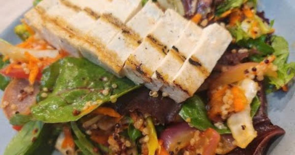 A salada com tofu é uma opção nutritiva e deliciosa para quem busca uma refeição...