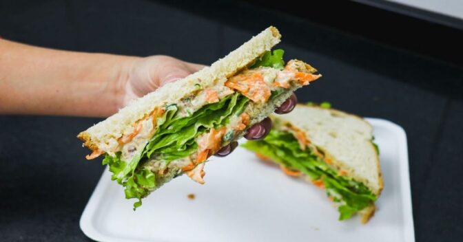 Lanche: Que Tal Experimentar Esse Sanduíche com Patê de Sardinha? Um Lanche que Agrada a Todos