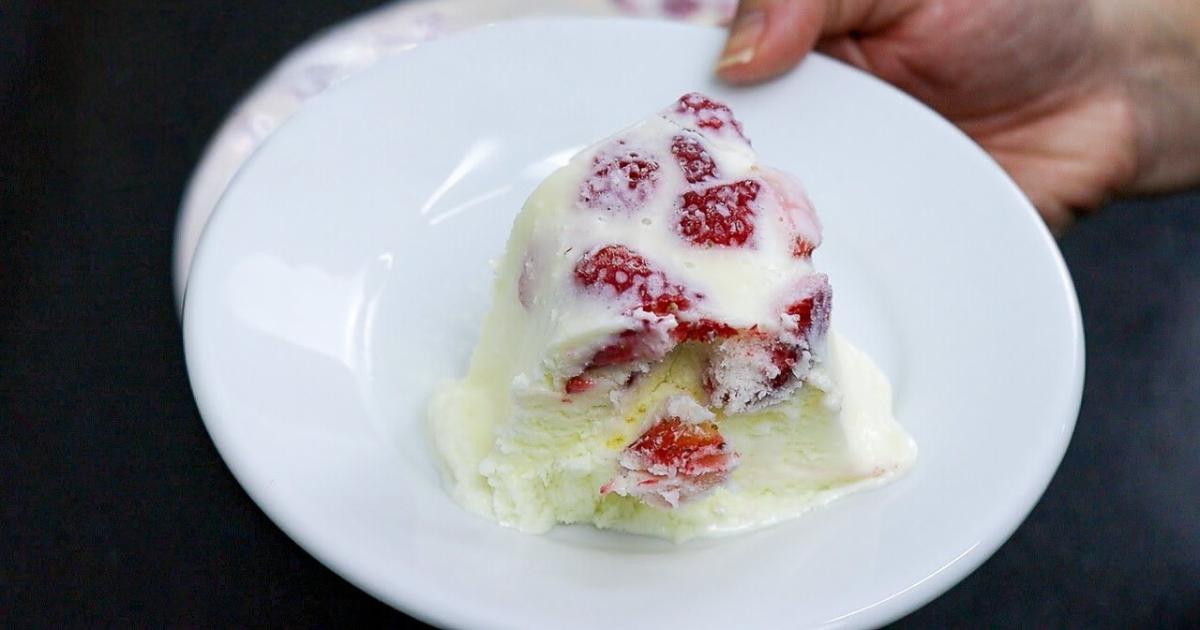 O sorvetão de coco com morango é uma deliciosa sobremesa gelada que combina a suavidade...