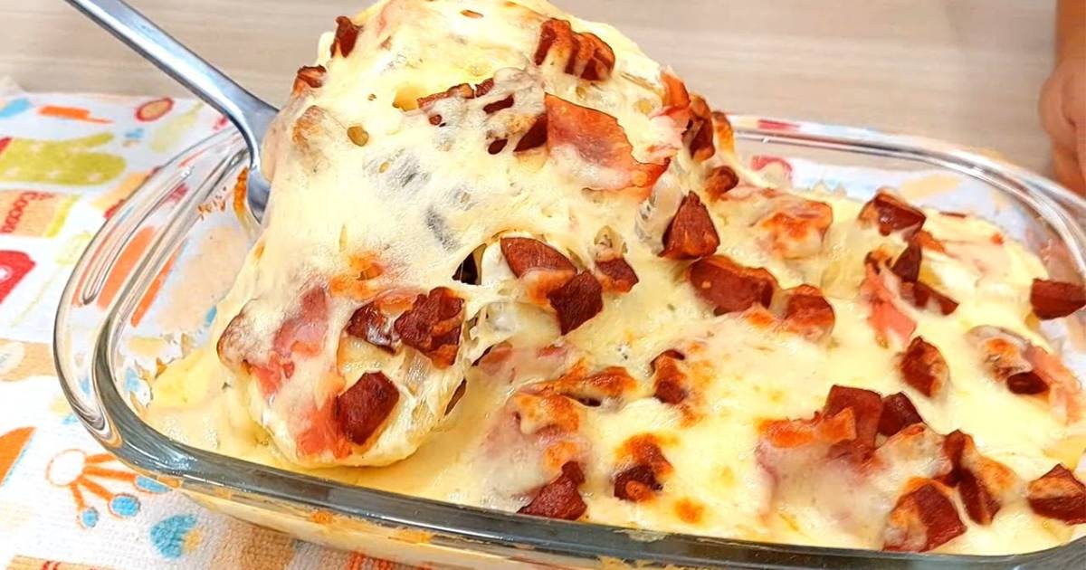 Com uma textura cremosa e camadas de batatas macias, recheadas com queijo, presunto, bacon e...