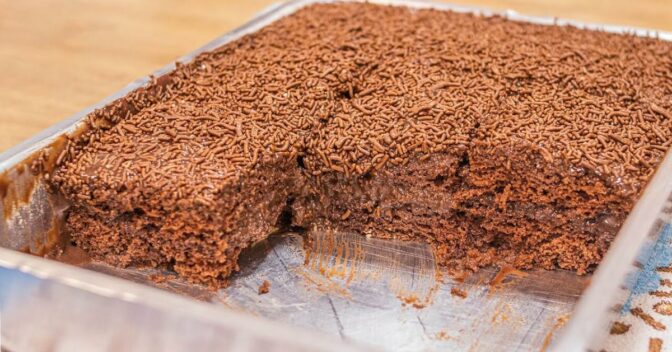 Bolos: Bolo de Brigadeiro Recheado Molhadinho e Super Cremoso