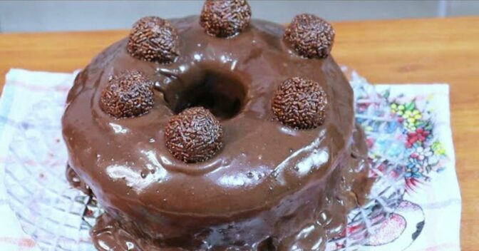 Bolos: Bolo de Brigadeiro Repleto de Chocolate Sem Batedeira e Sem Liquidificador