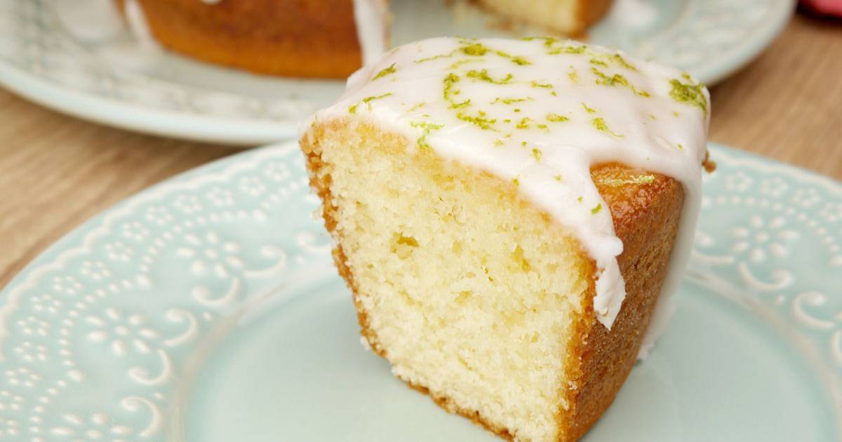 Descubra a receita do bolo de limão fofinho com cobertura cremosa que vai conquistar todos...