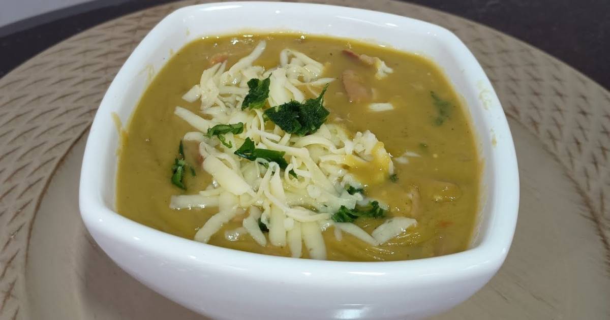 O caldo de ervilha com bacon e calabresa é uma opção deliciosa e reconfortante para...