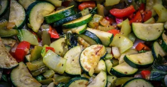 Saudável: Caponata de Abobrinha ao Forno Deliciosa e Colorida