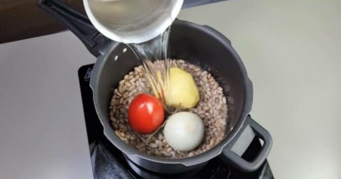 Especiais: Coloque 1 Tomate, Batata e Cebola Inteira Junto com o Feijão na Panela de Pressão: O Resultado Vai Te Surpreender!