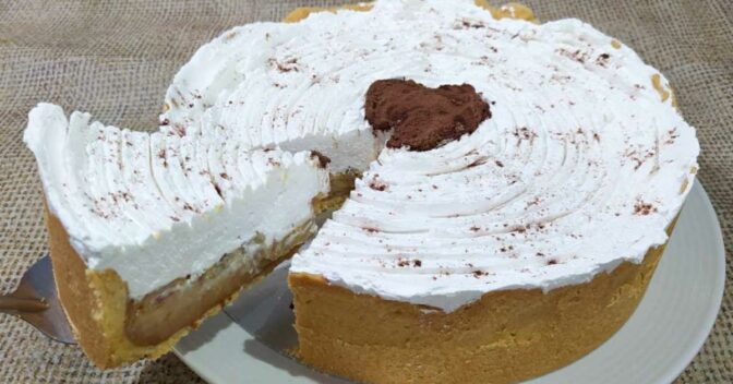 Tortas: Empadanoffee Feita de Massa de Empada e Recheio de Banana, Leite Condensado e Chantilly