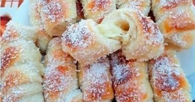 Lanche: Enroladinho de queijo fofinho com cobertura de coco