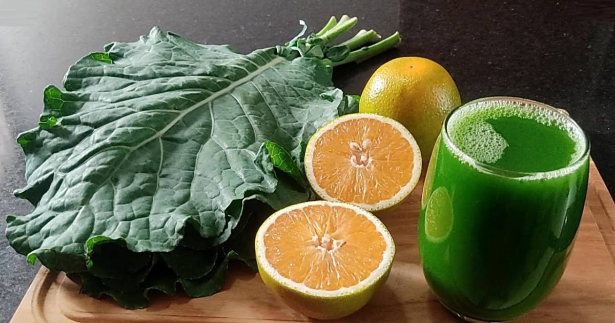 O suco de couve com laranja é uma bebida detox poderosa e fácil de preparar,...