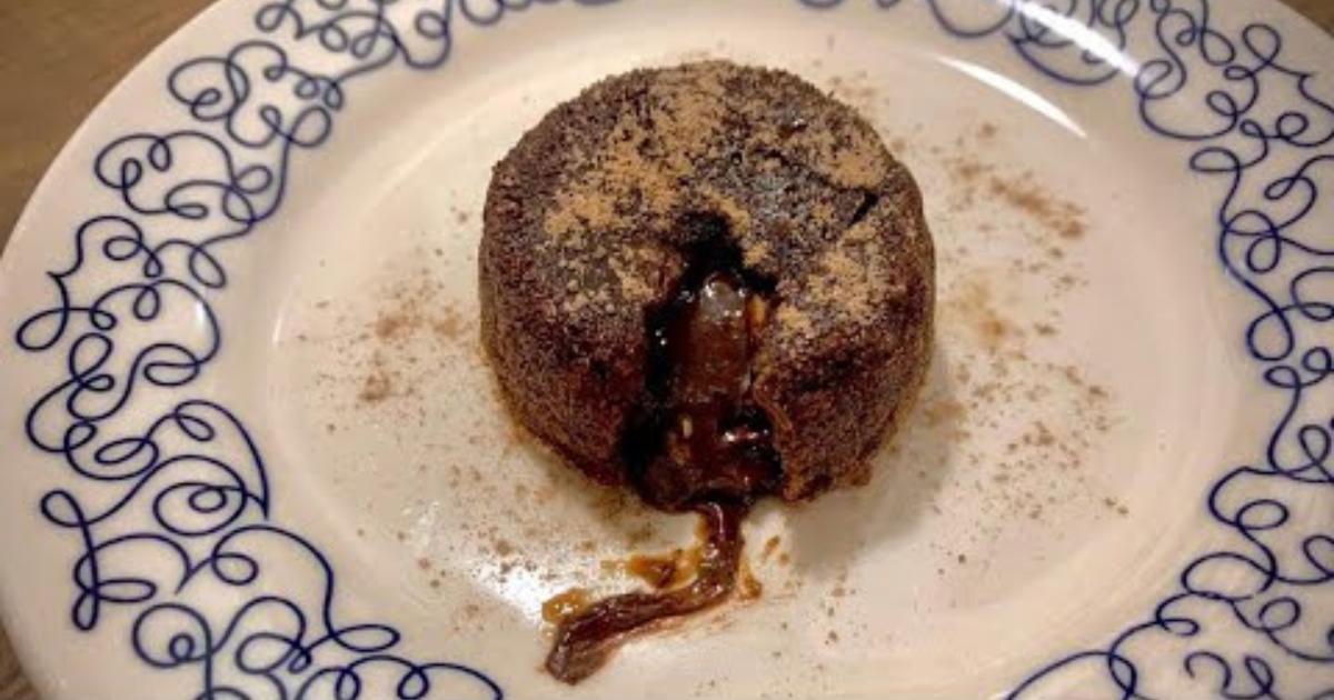 O Petit Gateau na Airfryer é uma deliciosa sobremesa que combina chocolate derretido e uma...