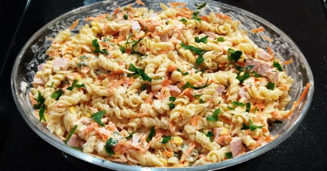 Especiais: Salada de Macarrão Fácil para Completar o Almoço de Domingo