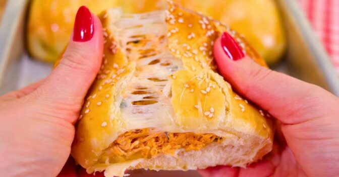 Lanche: Salgado de Frango Cremoso Com Queijo Super Fofinho e Saboroso