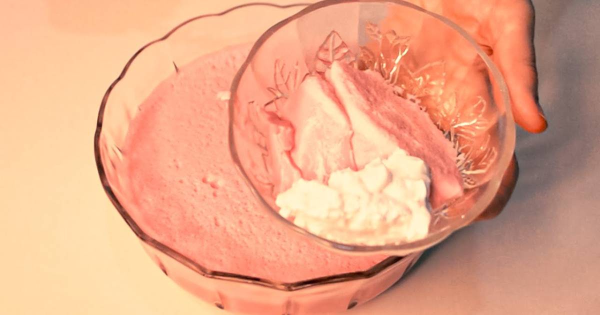 Experimente uma deliciosa sobremesa cremosa de gelatina de morango que é perfeita para qualquer ocasião....