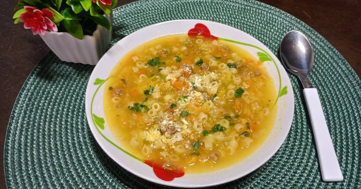 A sopa de macarrão com carne moída e legumes é uma opção nutritiva e prática...