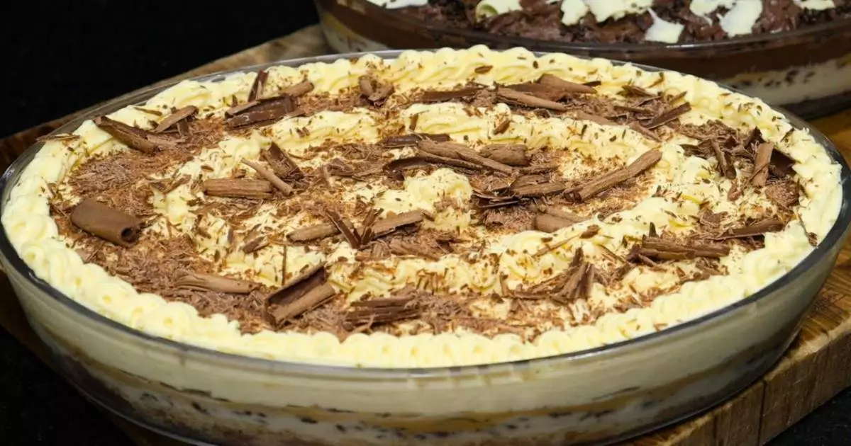 A Torta Gelada Feita de Massa Pão de Ló e Camadas de Recheios 2 Sabores...