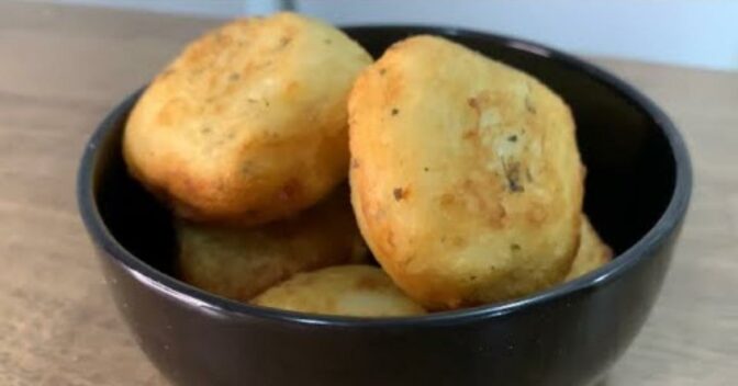 Lanche: Pensa em Lanchinho Delicioso! Bolinho de Batata com Queijo, Fica Pronto em Alguns Minutos.