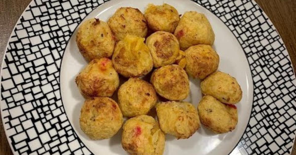 O bolinho fit de queijo com frango é uma opção saborosa e saudável para lanches...