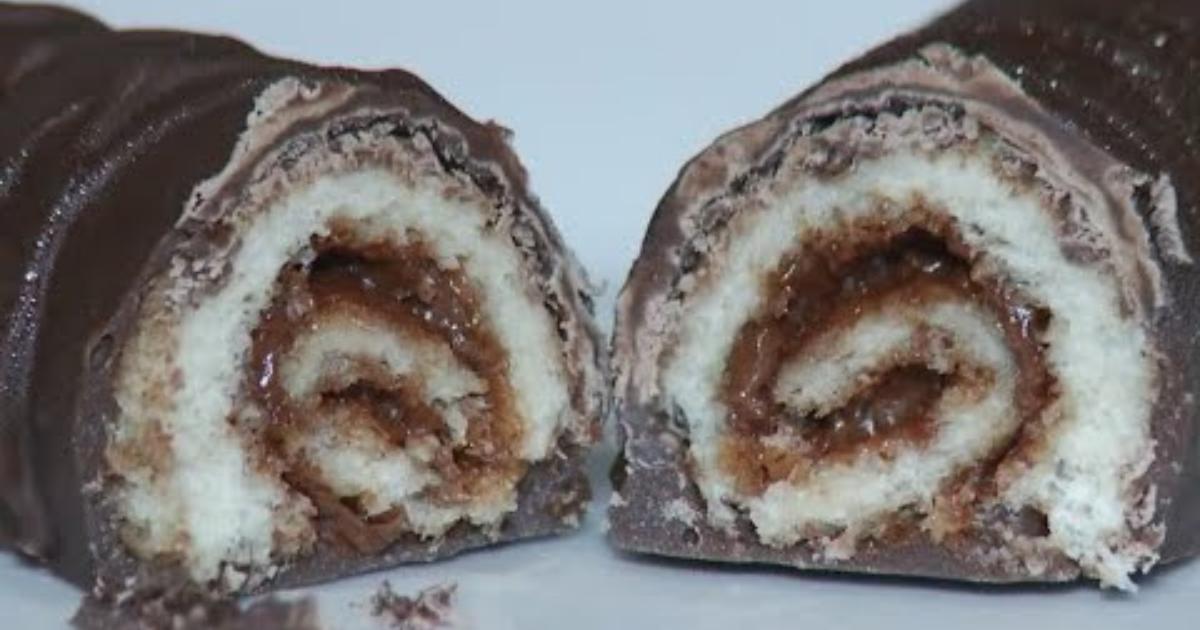 O enroladinho de doce de leite coberto com chocolate é uma deliciosa sobremesa que combina...