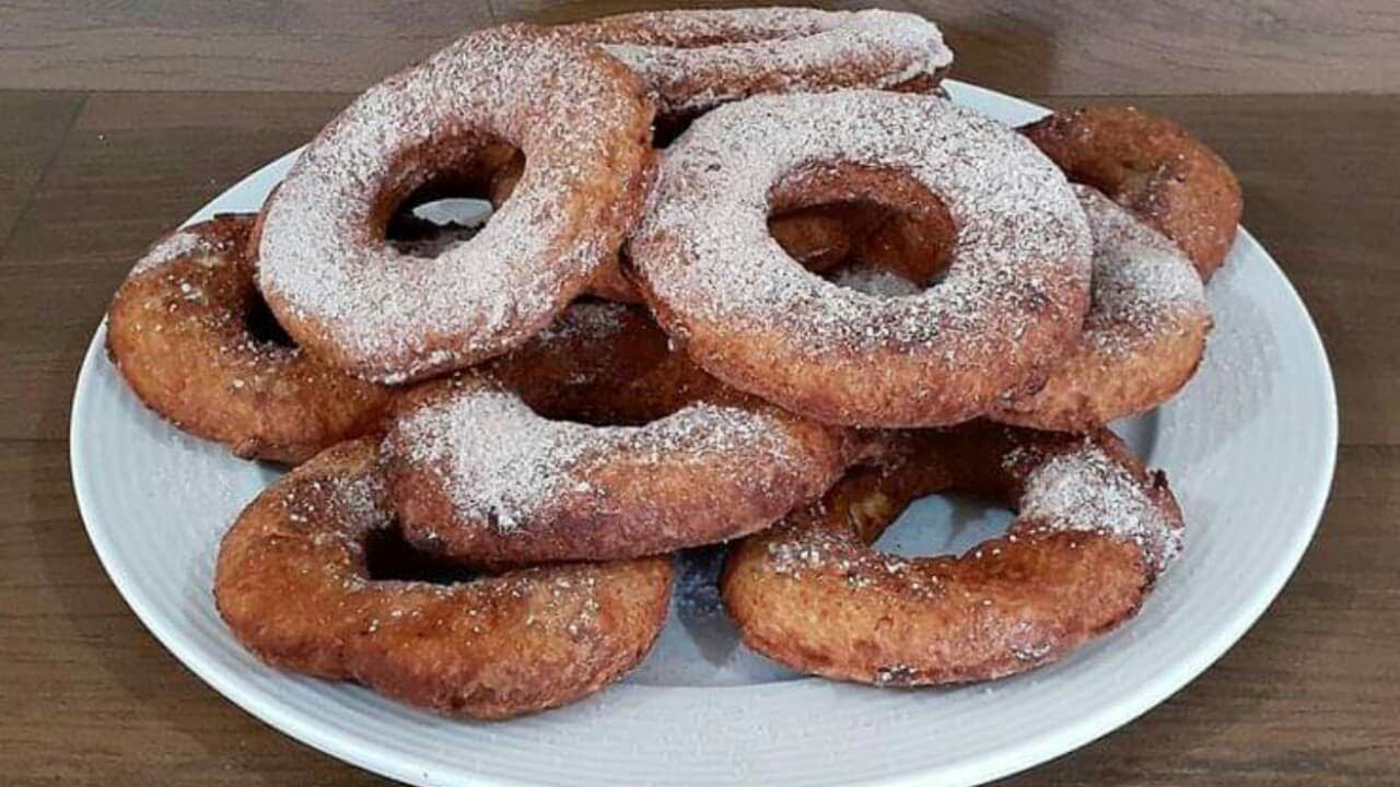 Rosquinhas de banana são uma deliciosa opção para um lanche ou café da manhã. Esses...