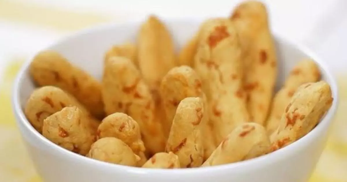 Os palitos de polvilho com queijo são uma opção deliciosa e fácil de preparar para...