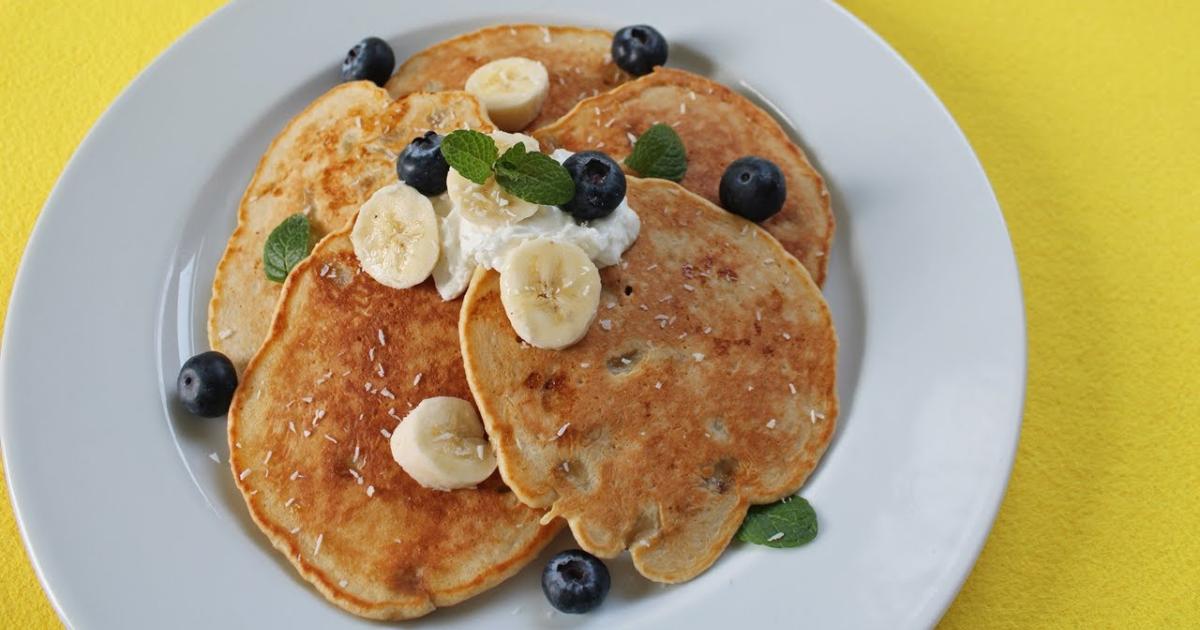 As panquecas de coco e banana são uma opção deliciosa e nutritiva para qualquer refeição...