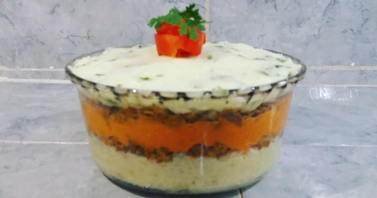 O purê tricolor recheado com charque é uma receita deliciosa e visualmente atraente, ideal para...