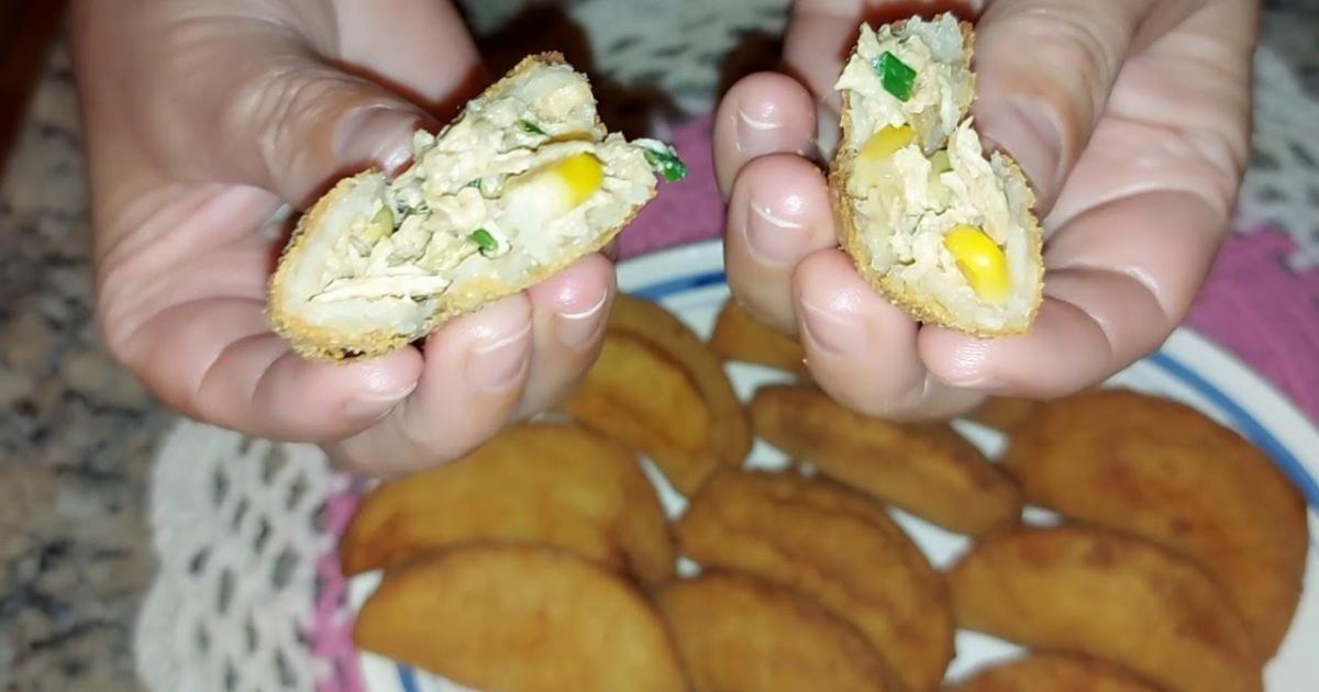 Os risoles de frango são uma opção irresistível para quem busca uma refeição saborosa e...