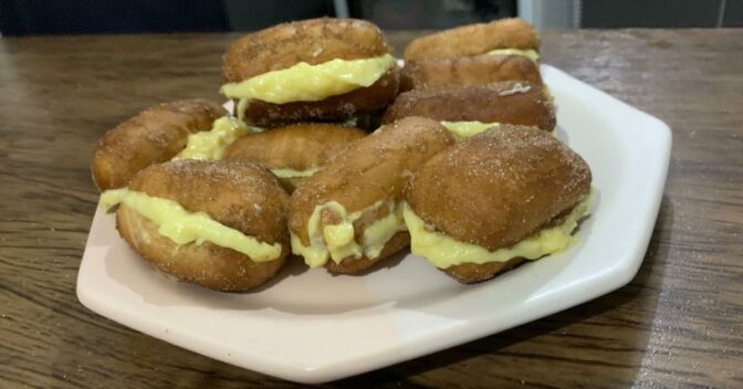 Lanche: Sonho de Creme Feito com Bisnaguinha: Um Lanchinho Muito Gostoso e Fácil de Fazer!