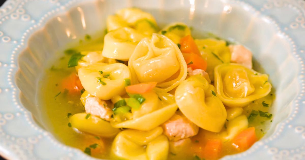 Sopa de Capeletti fácil e rápida de fazer, perfeita para aquecer nos dias frios!