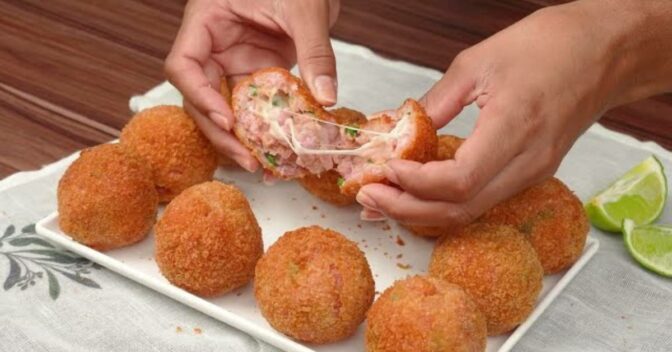 Lanche: Bolinho crocante de linguiça com queijo recheado fácil e irresistível