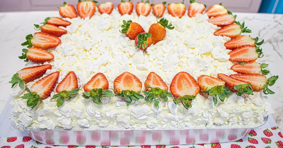 Bolo de Morango Super Delicioso e Fácil Se você está procurando uma receita que combine...