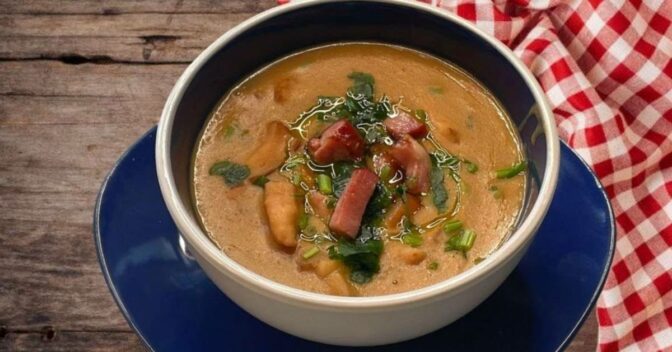 Caldos: Caldinho de feijão com bacon e calabresa perfeito para dias frios