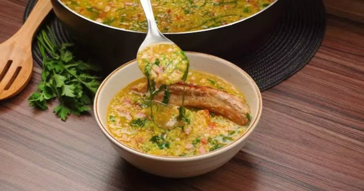 A canjiquinha com costelinha suína é um prato típico da culinária mineira, conhecido por ser...