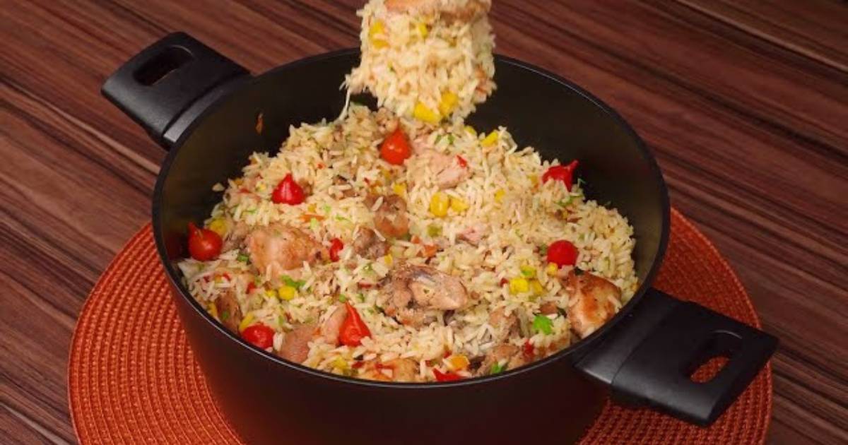 A galinhada é um prato tradicional, simples e delicioso, que combina frango suculento com arroz...